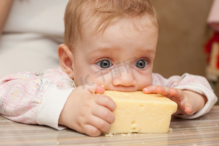 宝宝抓摄影照片_宝宝喜欢一块美味的奶酪