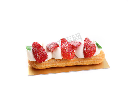 白色背景中分离的草莓泡芙奶油