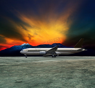 喷气式飞机飞越跑道和美丽的昏暗天空，并附有副本