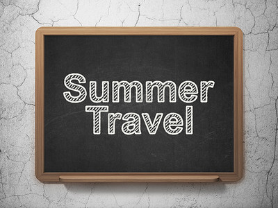 旅游概念： 黑板背景上的夏季旅行