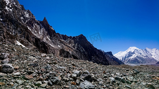 巴基斯坦喀喇昆仑山康科迪亚的 K2 和布洛阿特峰