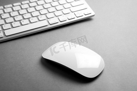 现代 & 白色电脑鼠标和键盘