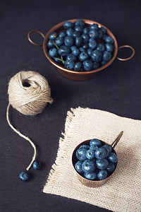 蓝莓深色图片。