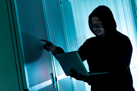 计算机程序员摄影照片_计算机程序员或黑客在笔记本电脑 keyboa 上打印代码