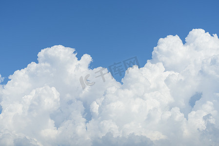 大白云和蓝天背景