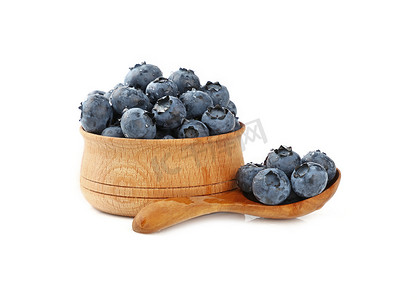 木勺和碗中的蓝莓白色分离