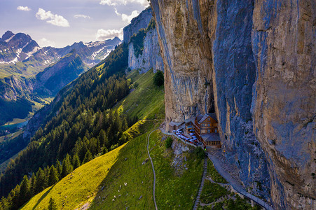 瑞士阿尔卑斯山和瑞士 Ebenalp 山悬崖下的一家餐厅