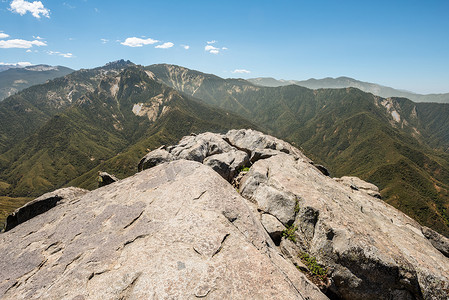 rock摄影照片_从加州红杉国家公园的摩洛岩 (Moro Rock) 查看