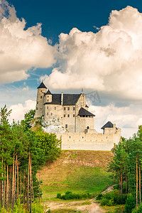 Castle Bobolice 是一座建于 14 世纪的皇家城堡