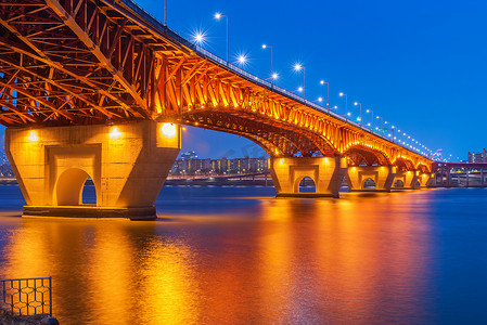 韩国首尔夜晚的圣水桥