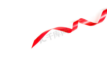 孤立在白色背景上的螺旋红丝带。