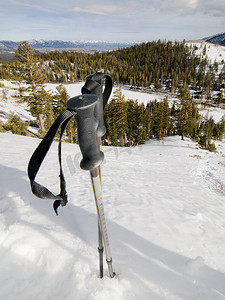 电线杆雪地摄影照片_加利福尼亚州猛犸湖雪地里的登山杖
