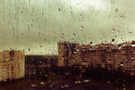 一滴雨落在思念的忧伤窗上，背景模糊