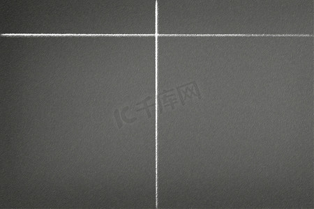 用粉笔在黑板上画白线，可以放更多的文字，