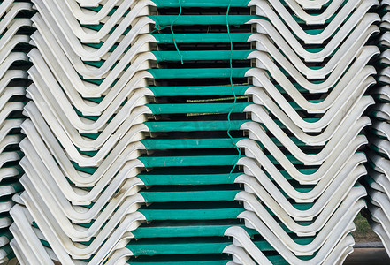 一堆堆叠的绿色日光浴浴床夏季海滩休息室背景图案