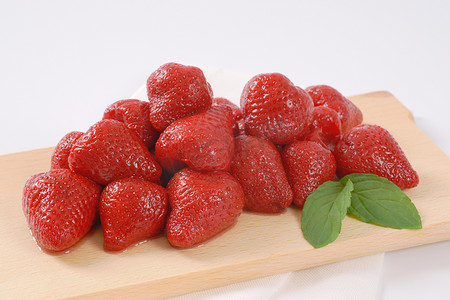 草莓点心摄影照片_一堆蜜饯草莓