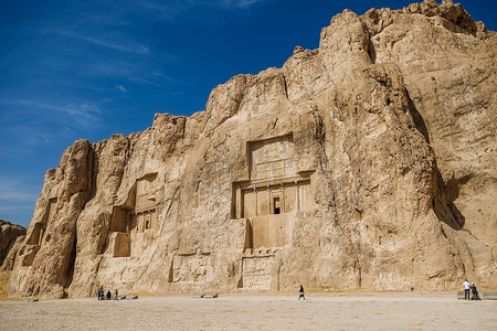 Naqsh-e Rustam 的景观展示了高高切入的大型墓葬