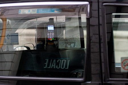 银行窗口摄影照片_从出租车窗口到银行终端的抽象视图，用于支付伦敦出租车费用