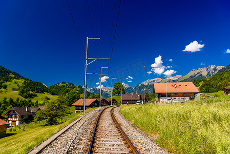 园艺剪草广告摄影照片_瑞士伯尔尼 Frutigen-Niedersimmental 村 Darstetten 的铁路