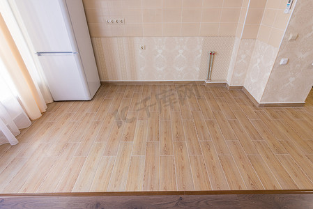 室内分区地板，陶瓷厨房瓷砖与客厅的复合地板接壤