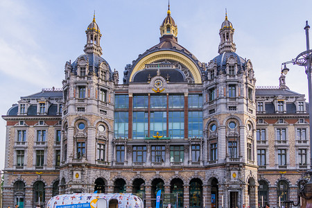 比利时安特卫普，2019年4月23日，安特卫普市中央车站大楼，历史悠久的比利时古典建筑