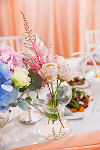 为婚宴布置的餐桌，玫瑰和落新妇的花香组成。