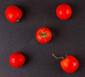黑背景红摄影照片_黑底红番茄。