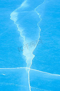 结冰湖中的冰裂或破冰