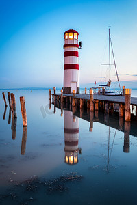 日落时的灯塔，滨湖波德斯多夫，奥地利