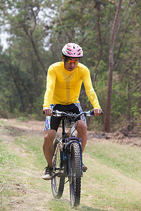 男子和山地自行车在丛林轨道上骑行用于自行车 spo