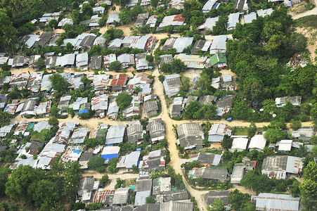 泰国春武里府芭堤雅市当地房屋的鸟瞰图。