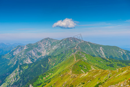 波兰最高山 Kasprowy Wierch 上空的一片小云