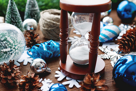 圣诞节和新年背景与木制背景上的礼物、丝带、球和不同的绿色装饰品。