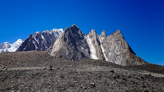 巴基斯坦喀喇昆仑山康科迪亚的 K2 和布洛阿特峰