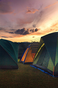 夕阳下暮色背景下的假日露营