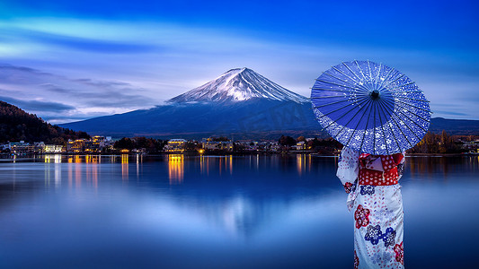 富士山摄影照片_在富士山穿日本传统和服的亚洲女性