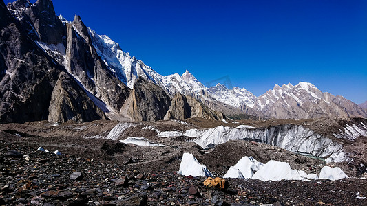 巴基斯坦喀喇昆仑山康科迪亚的 K2 和布洛阿特峰