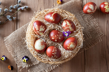 用洋葱皮染色的复活节彩蛋，上面有新鲜香草的图案