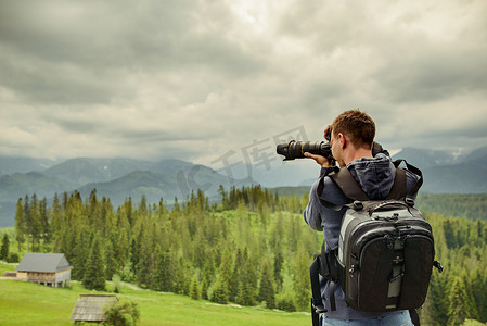 在山上拍照的自然摄影师
