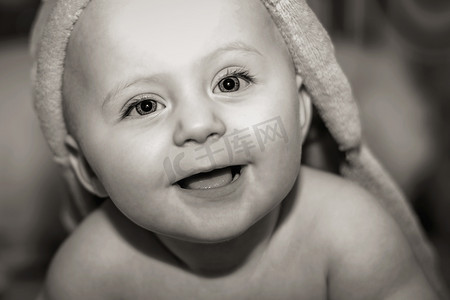 快乐宝贝的黑白肖像。