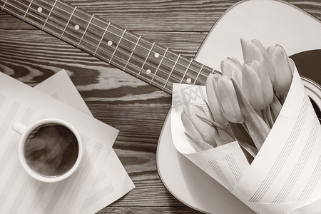 吉他，黄色郁金香，咖啡，音乐页