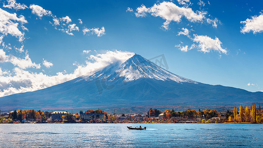 日本河口湖的秋季和富士山。