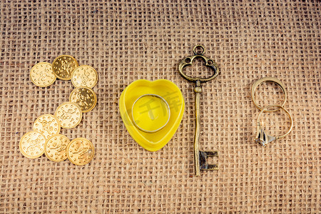 与硬币、钥匙和圆环的 2018 年装饰