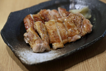 日本食品，木制背景的鸡肉照烧饭