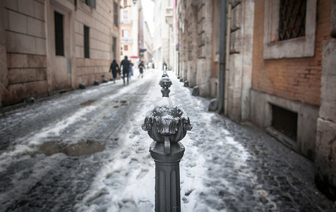 被雪覆盖的装饰性交通覆盖护柱的特写视图
