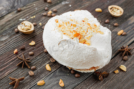 盐水花生摄影照片_仿古木制背景上的大美味蛋白甜饼。