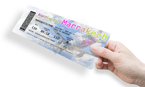 手拿着航空公司登机牌票到马拉喀什 (摩洛哥