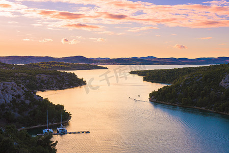 克罗地亚的一个湖泊，克罗地亚的普罗克连湖，位于斯克拉丁和希贝尼克市附近