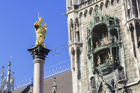 金色的玛丽亚雕像在慕尼黑与市政厅