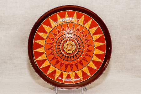 古代墙画摄影照片_用手画的装饰陶瓷盘。